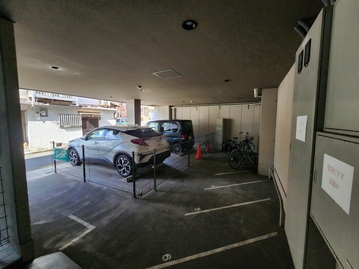 物件外観写真3　(駐車場)