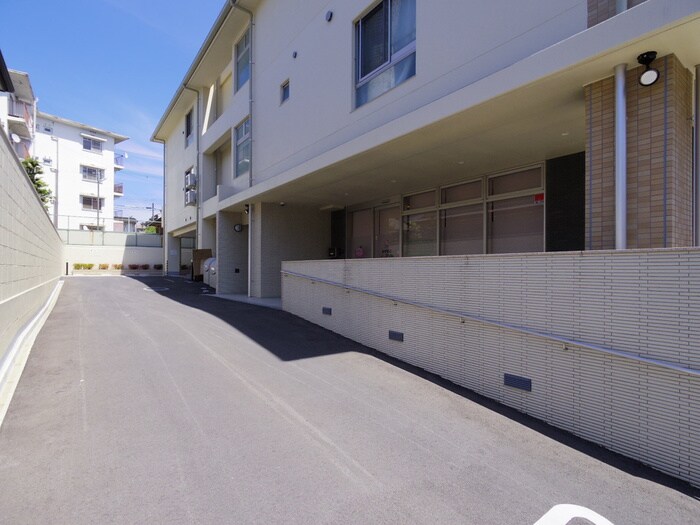 物件外観写真3　(エントランス部分)