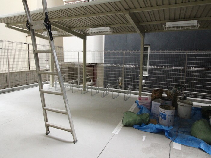 物件外観写真6　(バイク置き場)