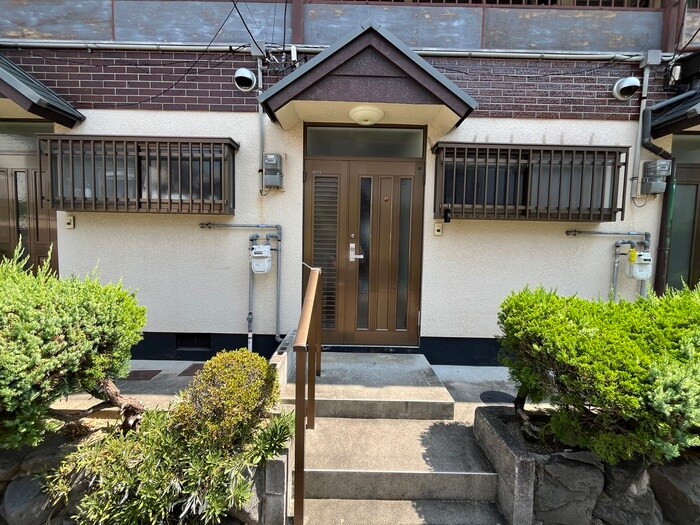 物件外観写真3　(エントランス部分)