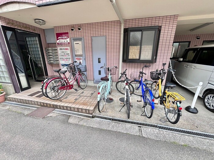 物件外観写真2　(駐輪場)
