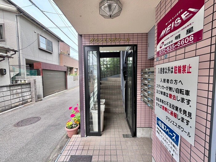 物件外観写真3　(エントランス部分)