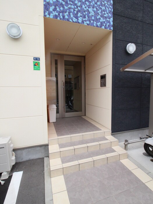 物件外観写真3　(エントランス部分)