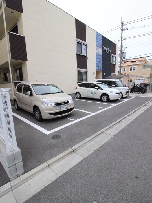 物件外観写真4　(駐車場)