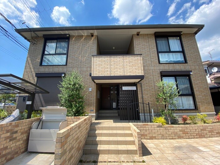 物件外観写真2　(エントランス部分)