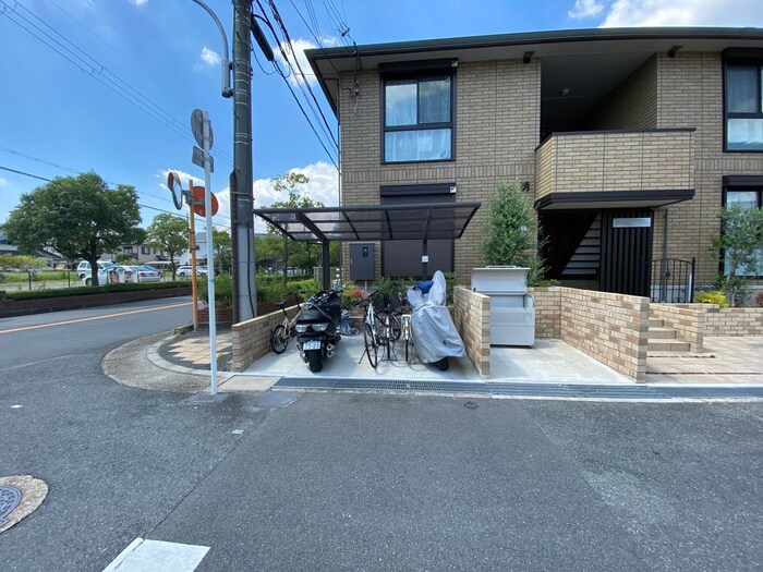 物件外観写真4　(駐輪場)