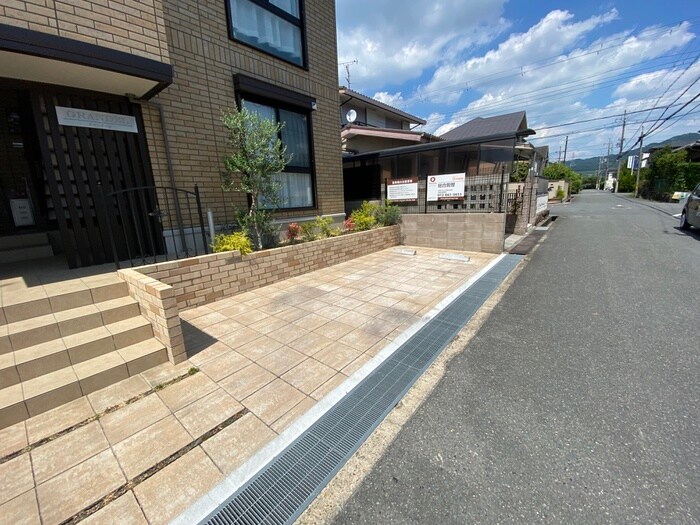 物件外観写真5　(駐車場)