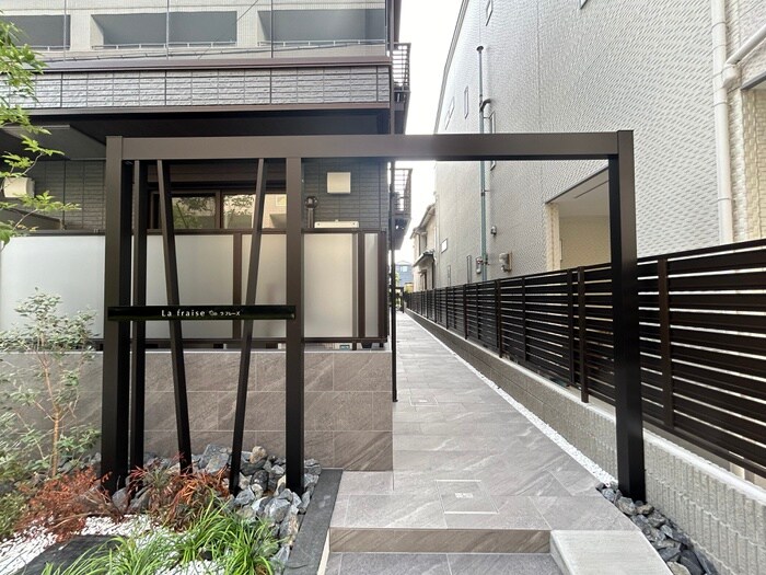 物件外観写真4　(エントランス部分)