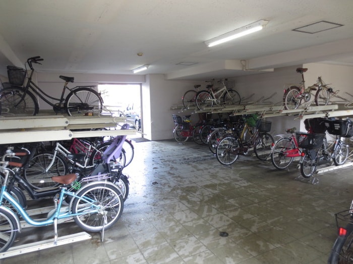 物件外観写真4　(駐輪場)