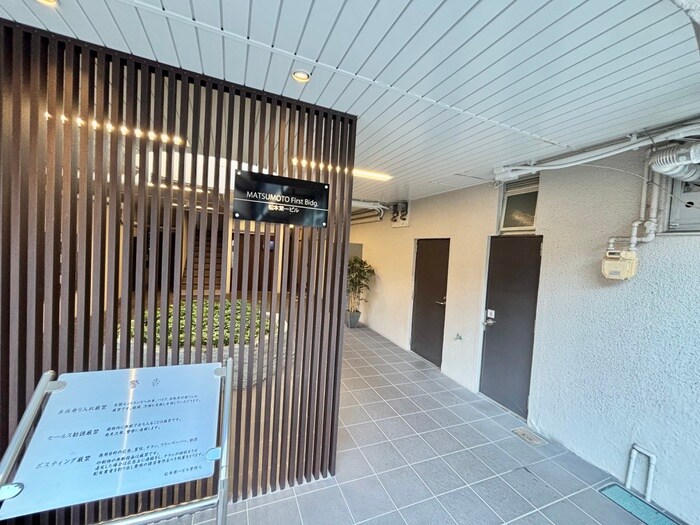 物件外観写真3　(エントランス部分)