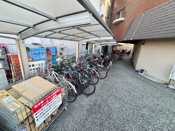物件外観写真4　(駐輪場)