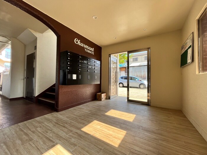 物件外観写真2　(エントランス部分)