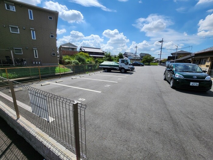 物件外観写真4　(駐車場)