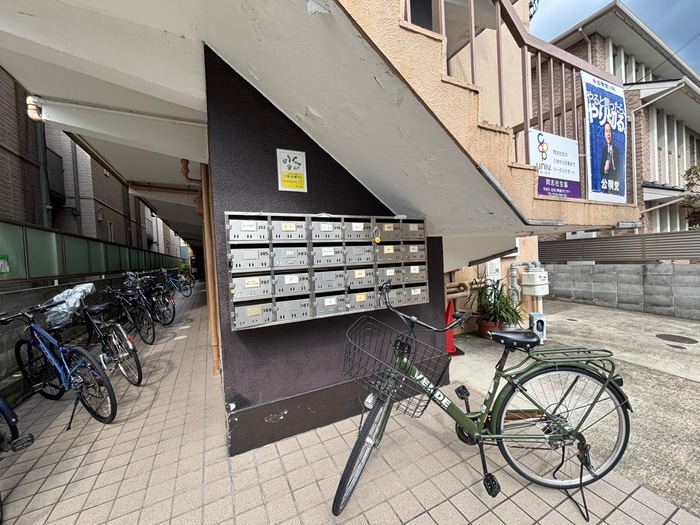 物件外観写真3　(エントランス部分)