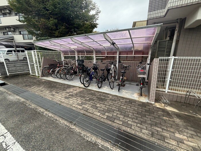 物件外観写真2　(駐輪場)
