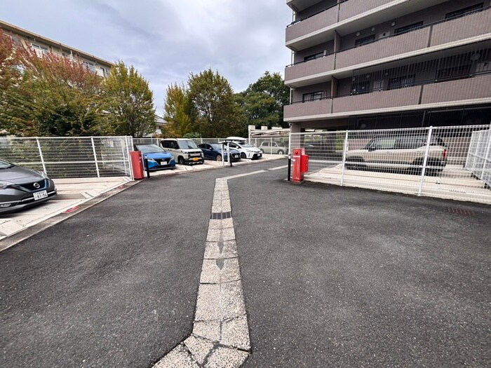 物件外観写真3　(駐車場)