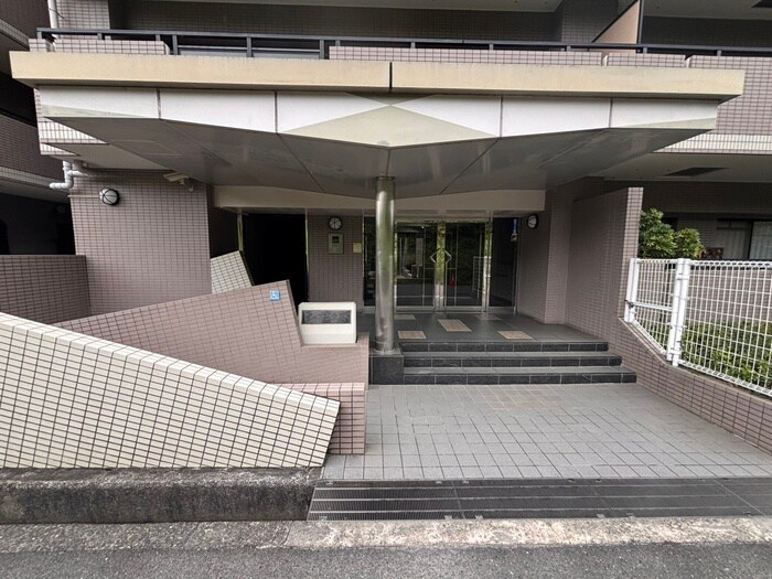 物件外観写真5　(エントランス部分)