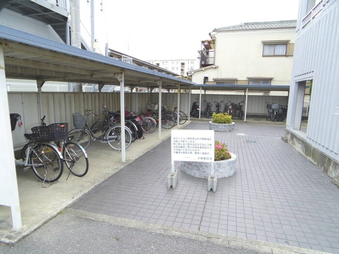 物件外観写真4　(駐輪場)