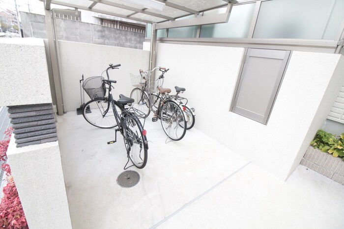 物件外観写真4　(駐輪場)