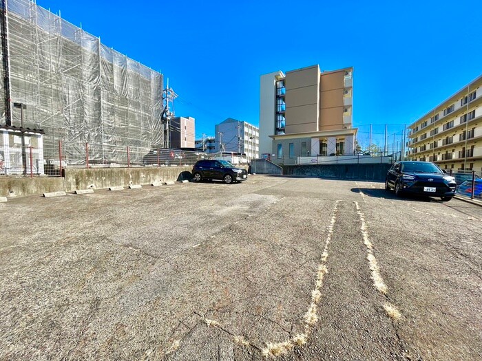 物件外観写真3　(駐車場)