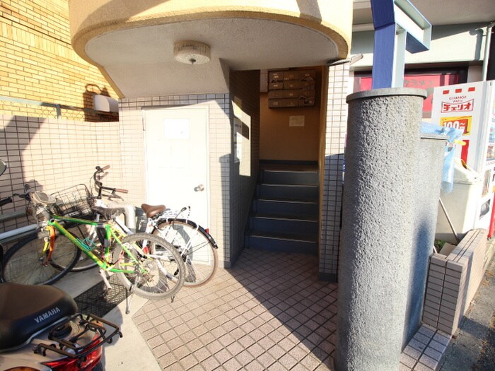 物件外観写真3　(エントランス部分)
