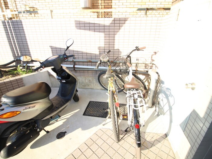 物件外観写真4　(駐輪場)