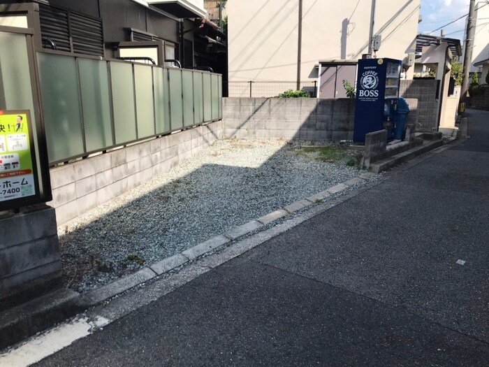 物件外観写真5　(駐車場)