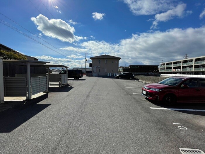 物件外観写真2　(駐車場)