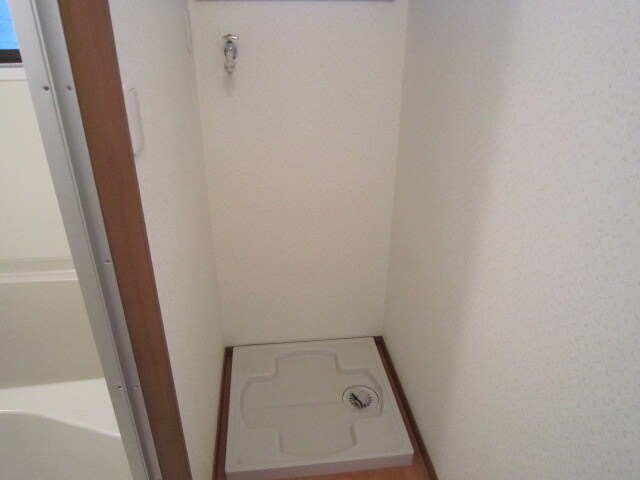 物件内観写真8　(洗濯機置場)