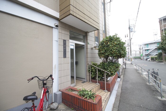 物件外観写真3　(エントランス部分)