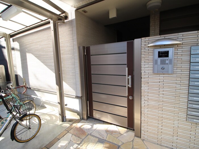 物件外観写真3　(エントランス部分)