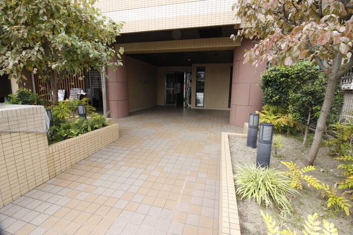 物件外観写真3　(エントランス部分)