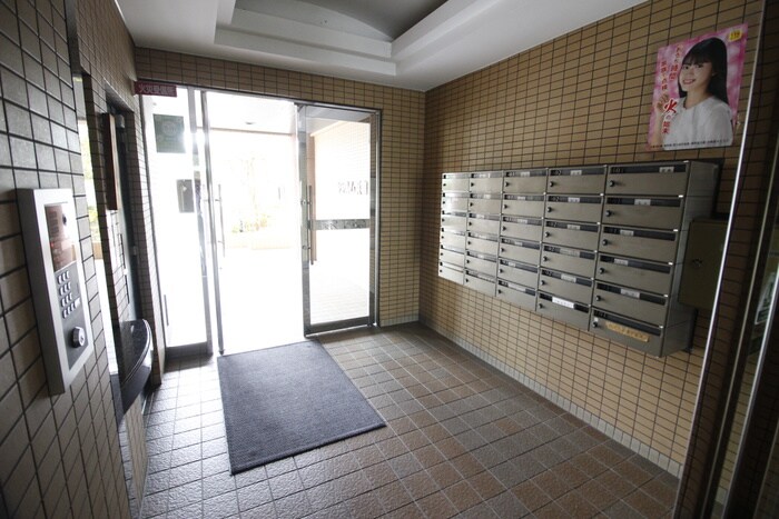 物件外観写真4　(エントランス部分)