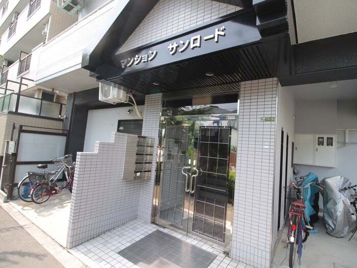 物件外観写真2　(エントランス部分)