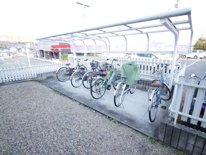 物件外観写真3　(駐輪場)