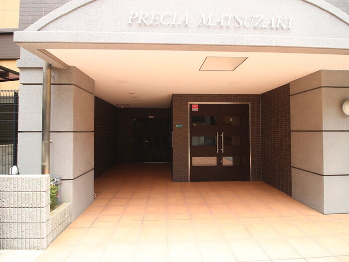 物件外観写真2　(エントランス部分)