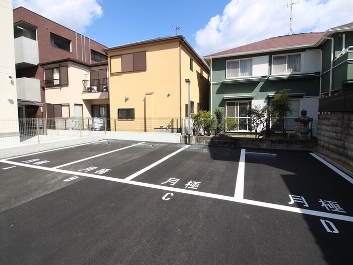 物件外観写真3　(駐車場)