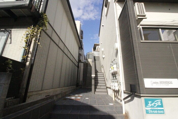 物件外観写真6　(エントランス部分)