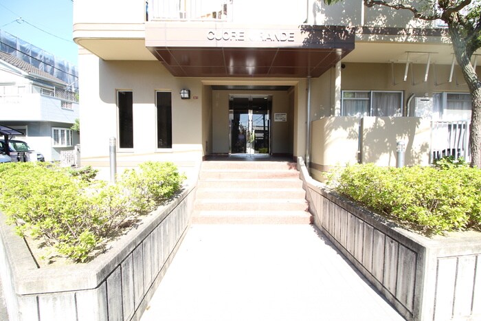 物件外観写真3　(エントランス部分)