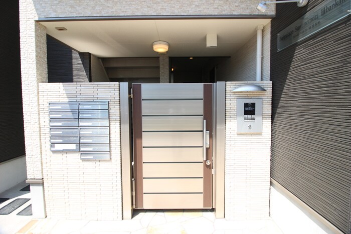物件外観写真3　(エントランス部分)
