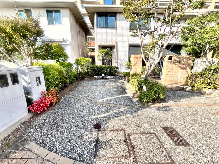 物件外観写真3　(駐車場)