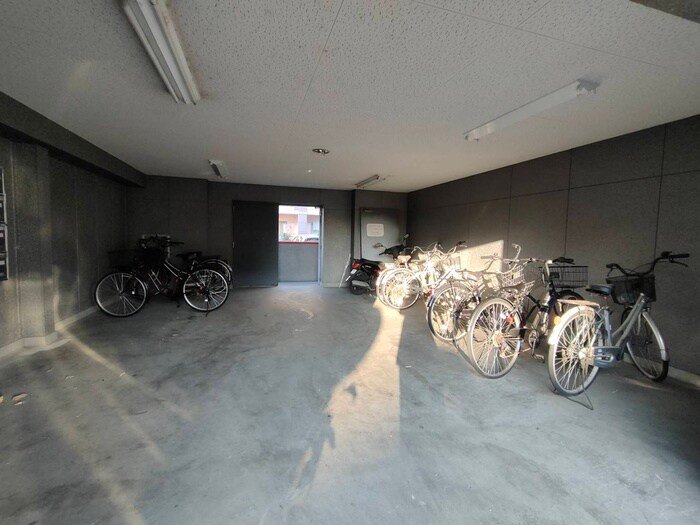 物件外観写真4　(駐輪場)