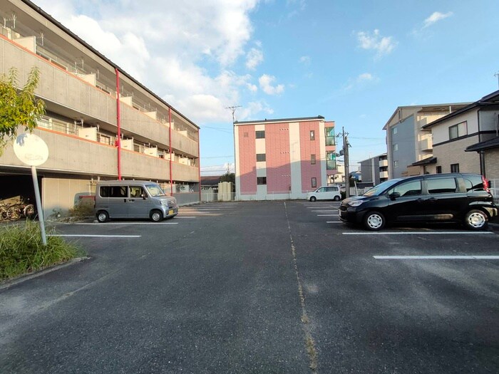 物件外観写真5　(駐車場)