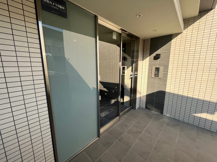 物件外観写真2　(エントランス部分)