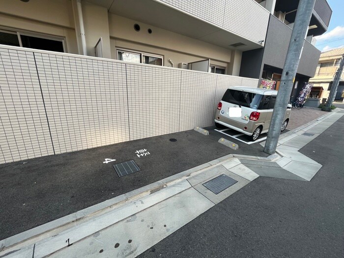 物件外観写真4　(駐車場)