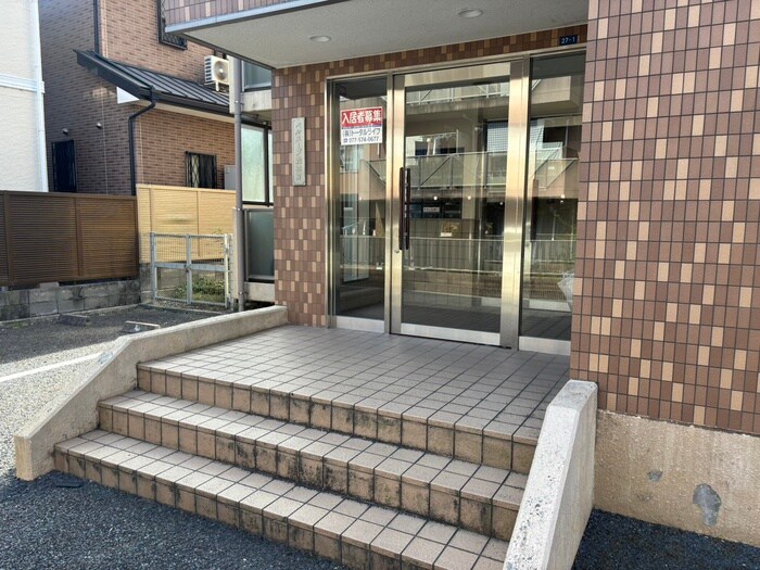 物件外観写真5　(エントランス部分)