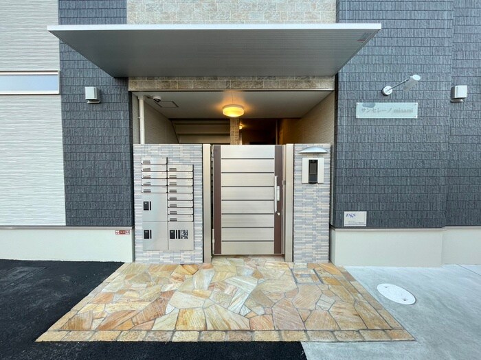 物件外観写真3　(エントランス部分)