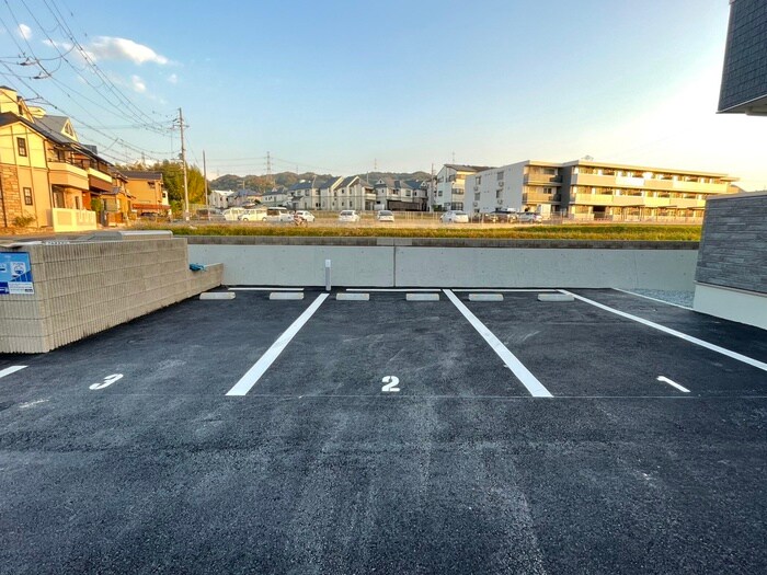 物件外観写真6　(駐車場)