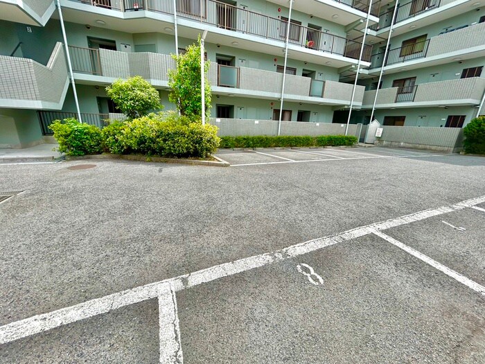 物件外観写真3　(駐車場)