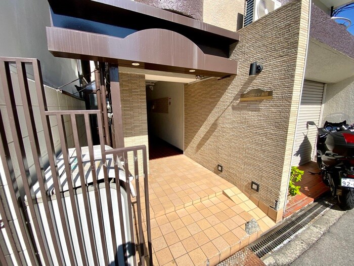 物件外観写真2　(エントランス部分)